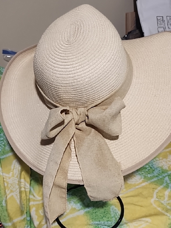 The Unbranded Brand Accessories - Wide Brim Straw Sun Hat with Decorative Bow - Natural Like New. OSFM.